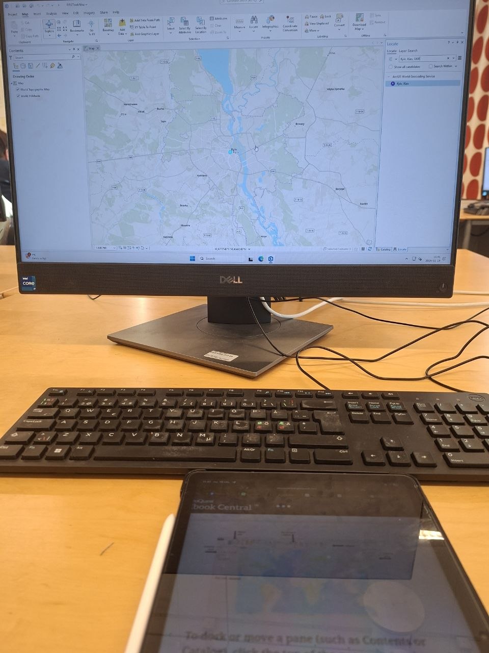 Екран з відкритою програмою ArcGIS і картою Києва